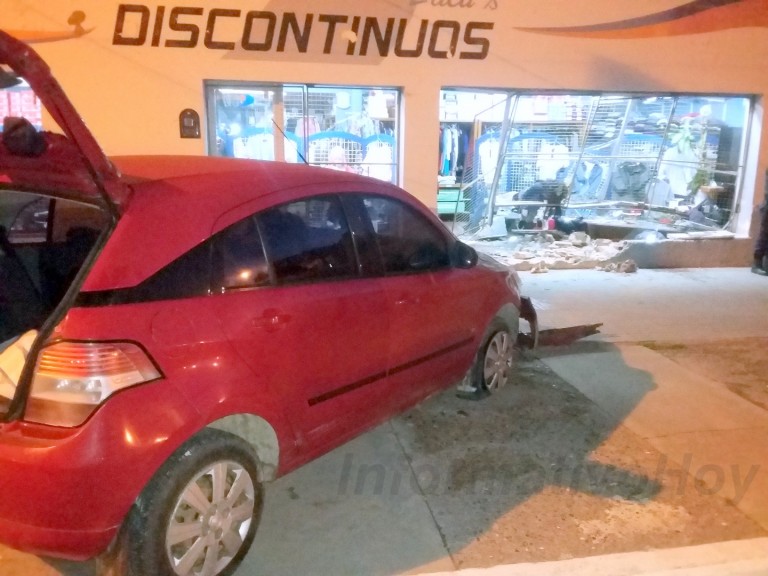 Auto se incrustó en un comercio céntrico sanantoniense