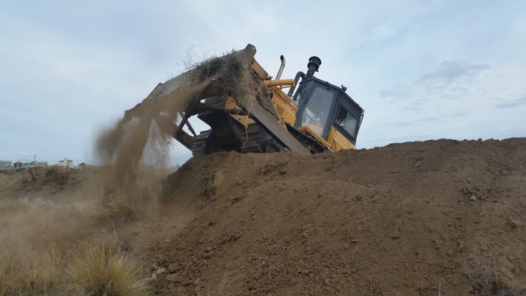 Rellenan con tierra el predio de Alpat para tapar la caliza desparramada en la localidad