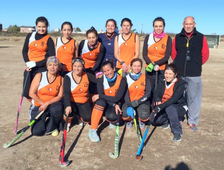 Deportivo Las Grutas recibió a Tiro Federal de Villa Regina e inauguró su cancha Hockey