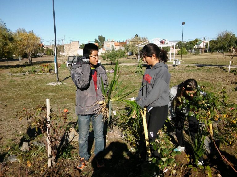 AFS Las Grutas – San Antonio trabajaron en la Plaza de la Mujer