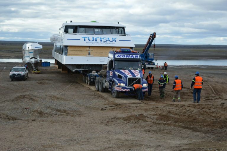 Montaron el catamarán Gran Victoria a un trailer y se aprestan a trasladarlo a Bariloche