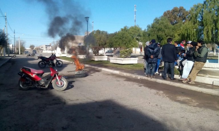 Los estibadores desplazados del muelle municipal siguen con la protesta