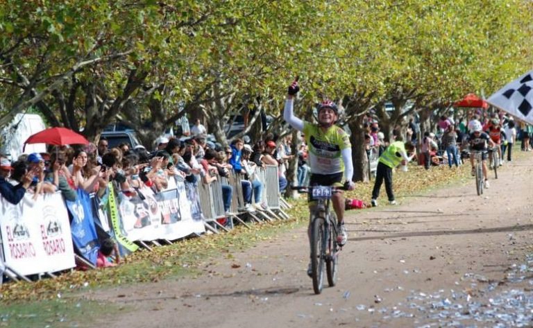 Proponen declarar ciudadano ilustre al ciclista Gustavo León