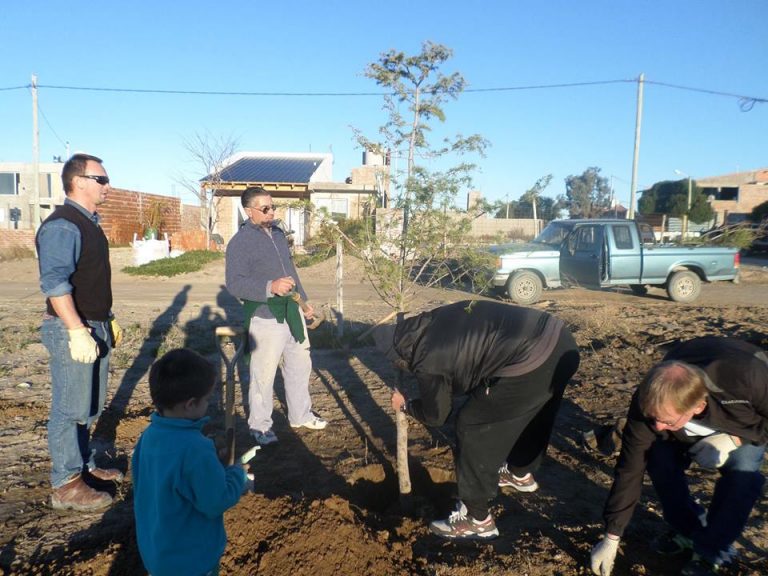 Junta Vecinal del barrio Médanos del Golfo planta árboles en la futura plaza