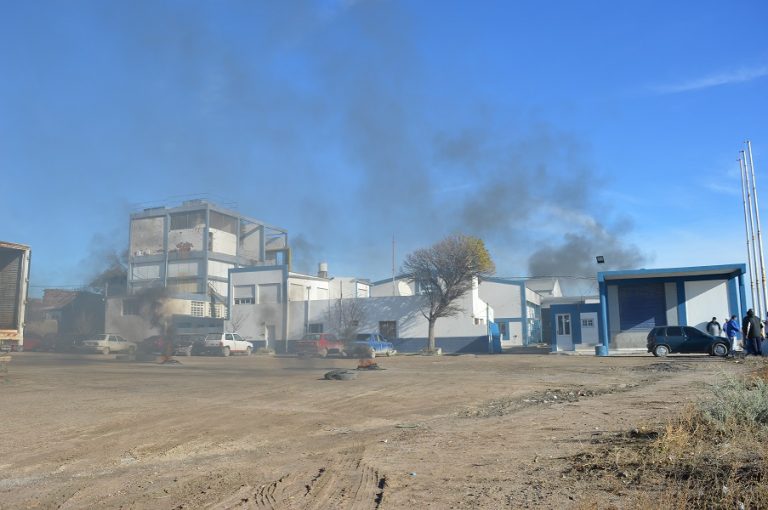 Trabajadores agremiados al STIA protestan en las plantas pesqueras de SAO y El Puerto