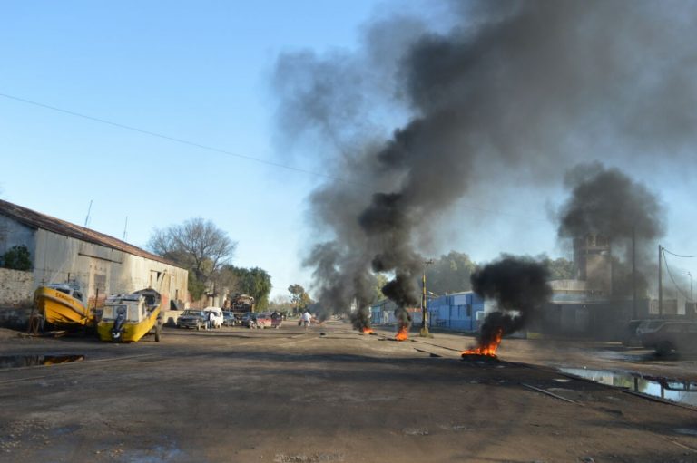 Trabajadores agremiados al STIA protestan en el muelle municipal