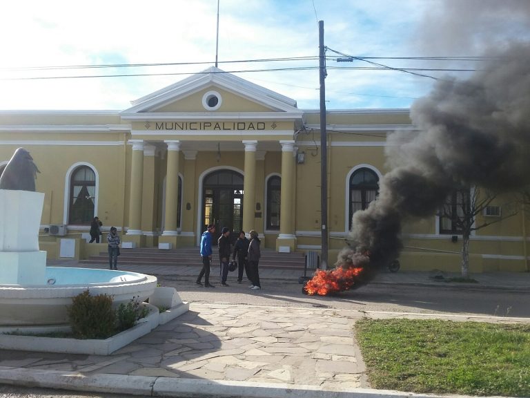 Estibadores desocupados protestan frente al municpio con quema de cubiertas