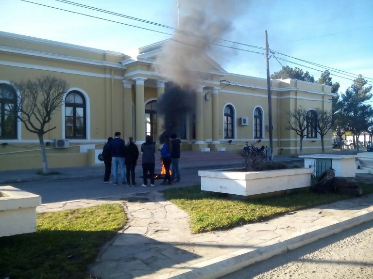 Estibadores desocupados vuelven a protestar frente al municipio