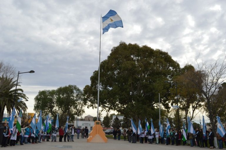 Se conmemoró el Bicentenario de la Independencia en la plaza Centenario