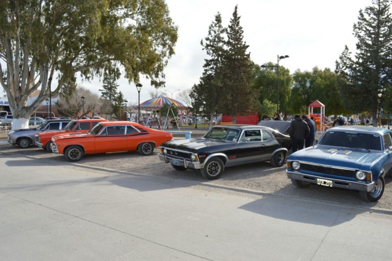 111 años de San Antonio Oeste: autos antiguos se exponen en Plaza Centenario