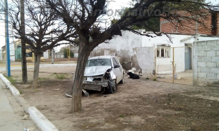 SAO: perdió el control y terminó contra el muro de una casa