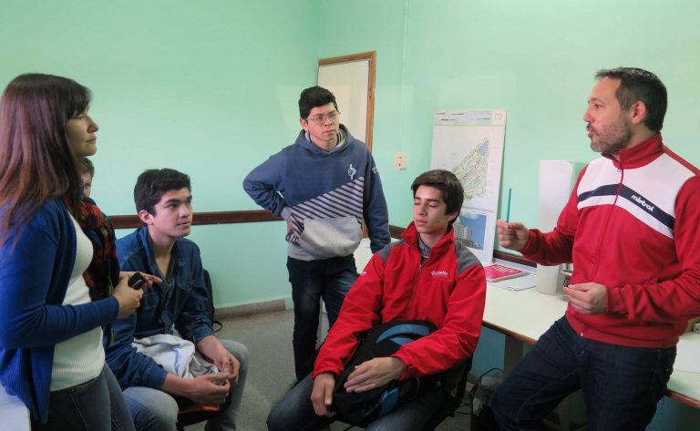 Alumnos del CET 19 construirán garitas para las paradas de colectivos