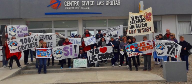 Municipalizadores protestaron frente a la delegación: piden urgente referendum