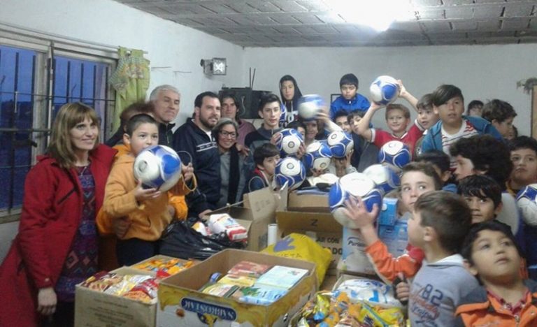 El padel local «jugó solidariamente» para las inferiores del Deportivo las Grutas