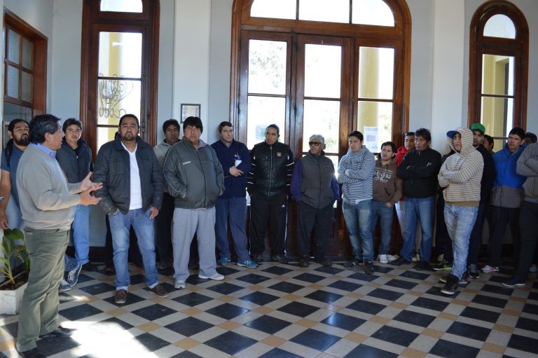 Protesta de trabajadores de Calme-Río Salado frente al municipio