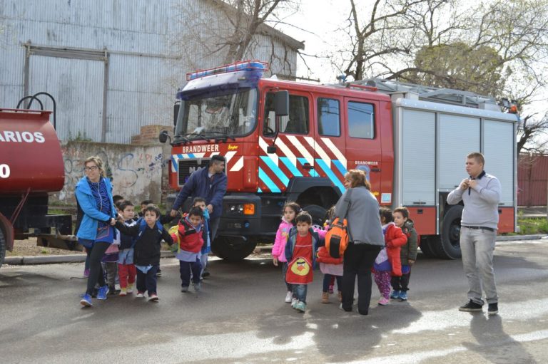 Alumnos del jardín Huellitas del sur visitaron el cuartel de Bomberos de SAO