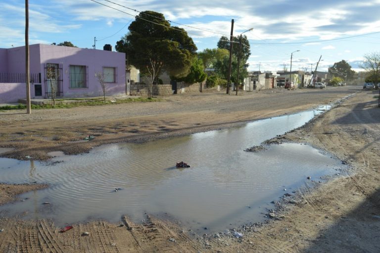 San Antonio: vecinos solicitan que ARSA repare caño de Arenales y Andrés Rolando