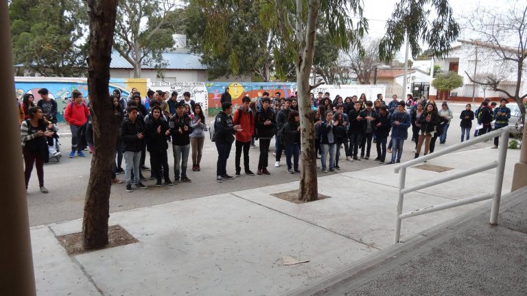 «Los lápices siguen escribiendo» El CEM98 conmemoró el día de los Derechos de los Estudiantes secundarios en la calle