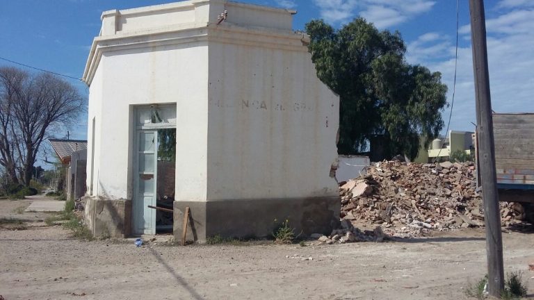 Demuelen una vivienda abandonada