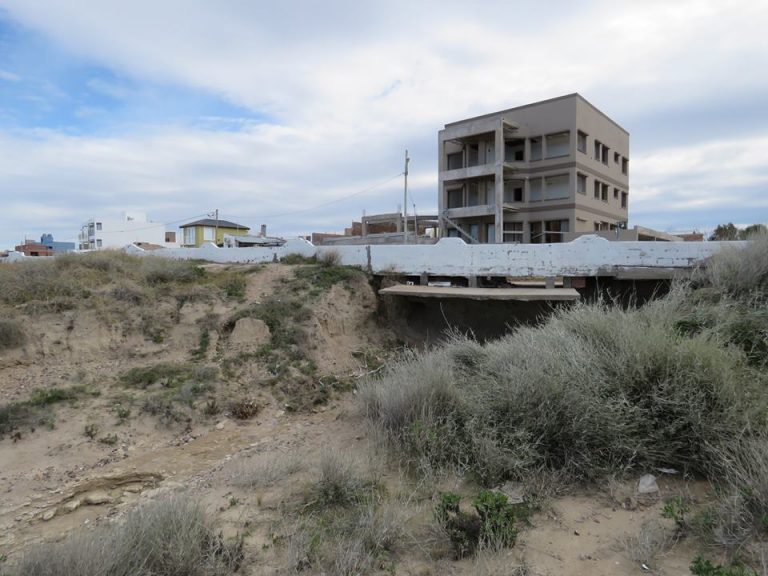 Advierten sobre erosiones en acantilado en la zona de Terrazas al Mar