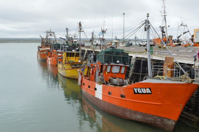 Crisis pesquera: si marineros arreglan, capitanes salen a navegar