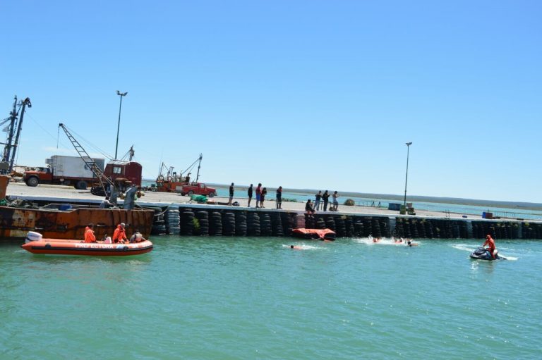 Personal de Marina Mercante realizó prácticas de «Hombre al Agua» en el muelle municipal