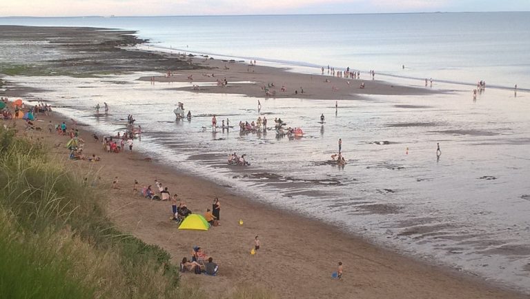 La temperatura trepó a 35° a las tres de la tarde y la gente se volcó al mar