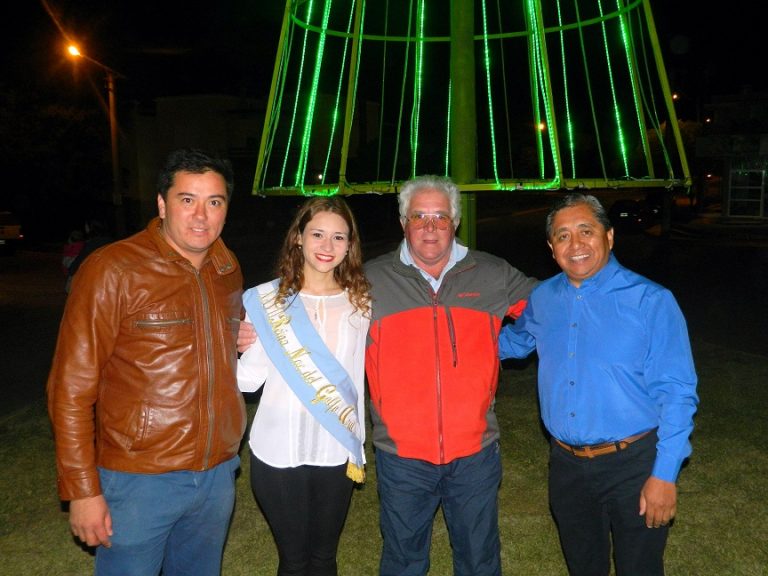 Con el encendido del árbol en la 3ra bajada, comenzaron los actos por el inicio de la temporada en Las Grutas