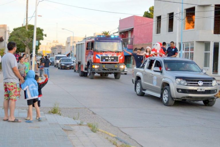 De la mano de Bomberos, Papá Noel recorrió las calles de San Antonio Oeste