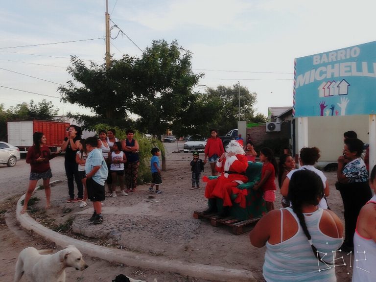 El barrio 150 viviendas recibió la navidad con Papá Noel