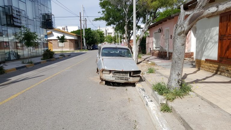 Intiman al dueño del auto abandonado en el centro grutense