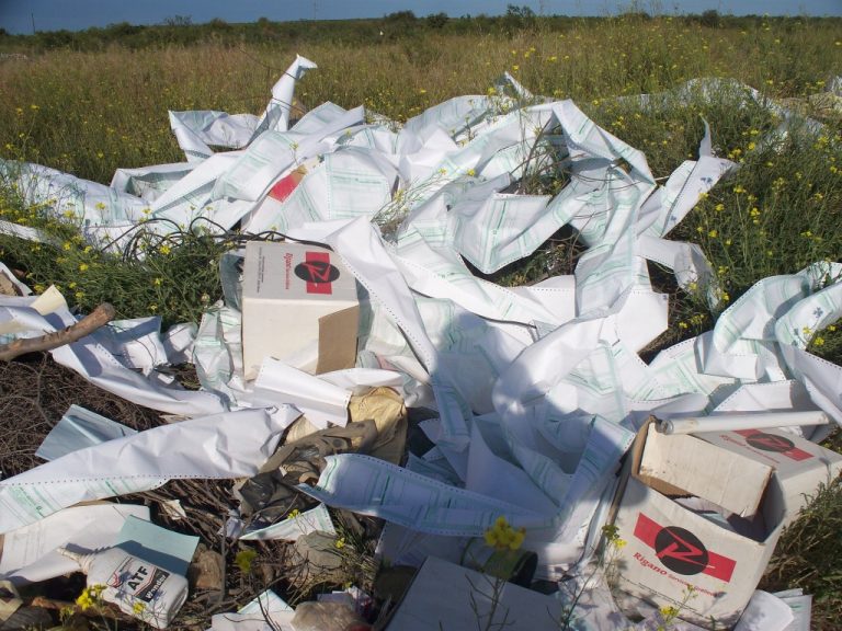 Se quejan de una empresa que desparramó papelería en lugar saneado