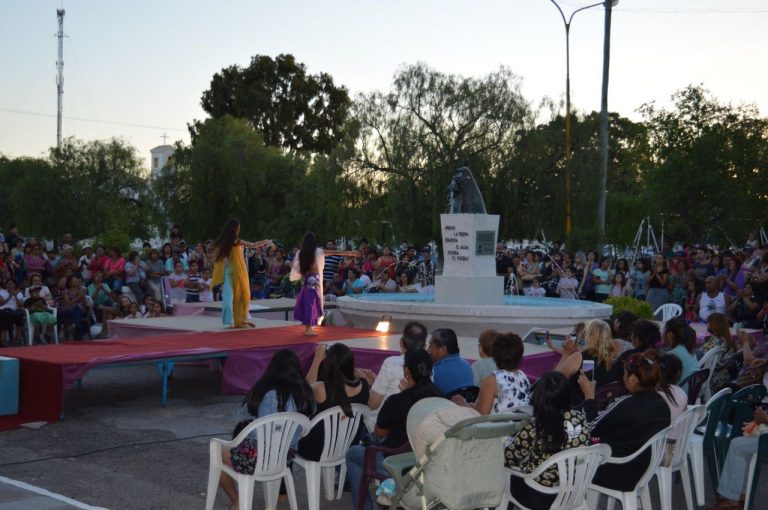 Finalizaron las actividades de Apertura de Temporada con desfile de moda en la escalinata municipal