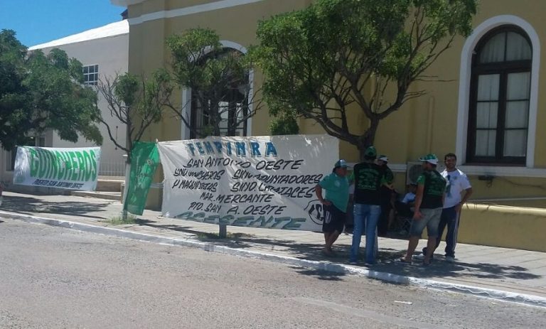 FEMPINRA protesta frente al Municipio por el despido de un trabajador en el Puerto de SAE