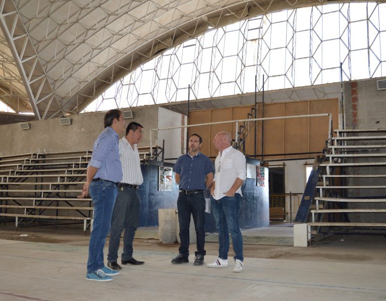 MacAllister visitó el polideportivo de Las Grutas