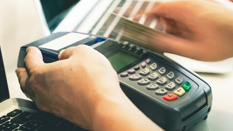 A partir de abril, todas las actividades comerciales y de servicios deberán aceptar débito como medio de pago en Río Negro