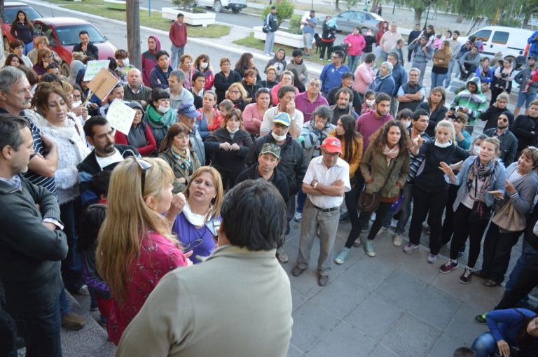 La comunidad protestó por olores nauseabundos y contaminación ambiental