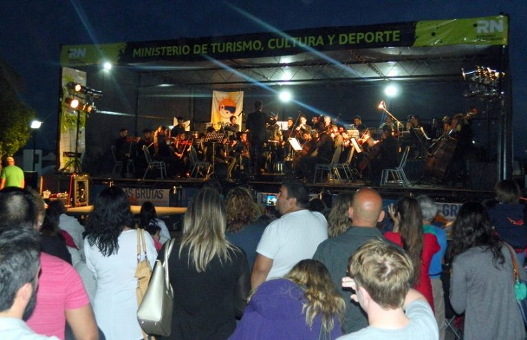 Apertura de temporada en Las Grutas: la Filarmónica de Río Negro deslumbró en su presentación