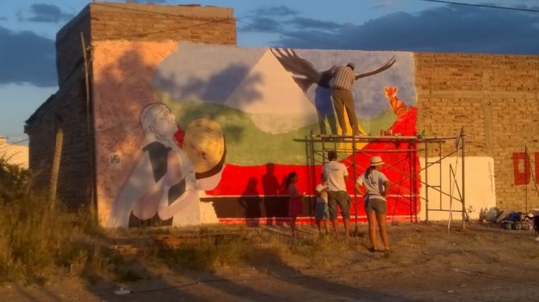 En Las Grutas realizan mural que cuenta parte de la historia de los pueblos originarios