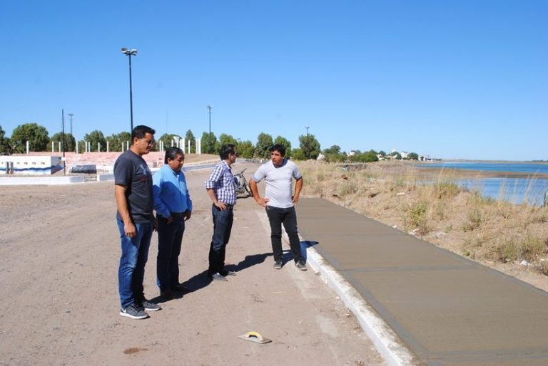 Construyen las veredas en la costanera sanantoniense