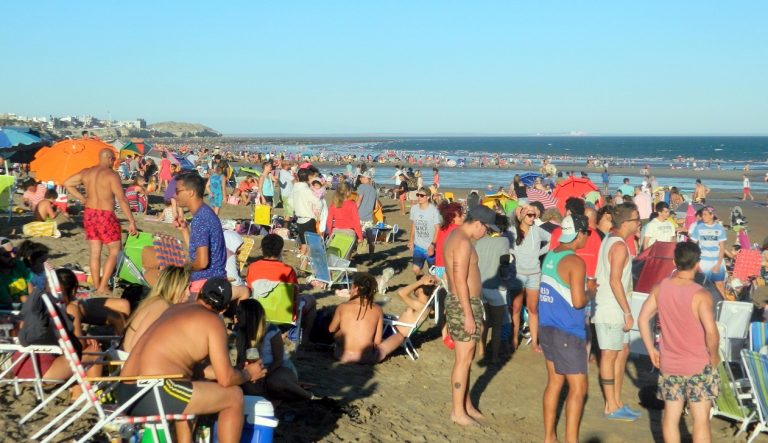 ¡Explotó Las Grutas! miles de turistas se volcaron a la playa el primer día del año