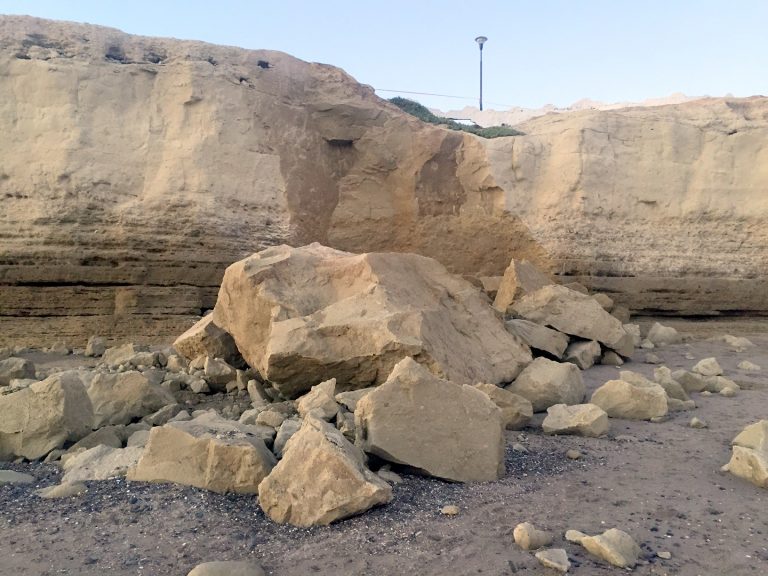 Alertan por posibles desprendimientos en los acantilados de Las Grutas