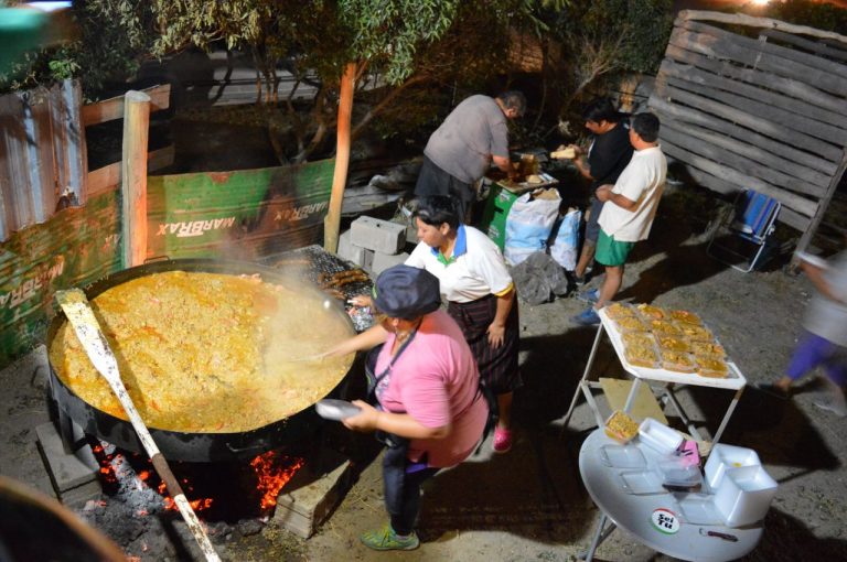 En Punta Verde disfrutaron de una peña folclórica, paella gigante y baile popular