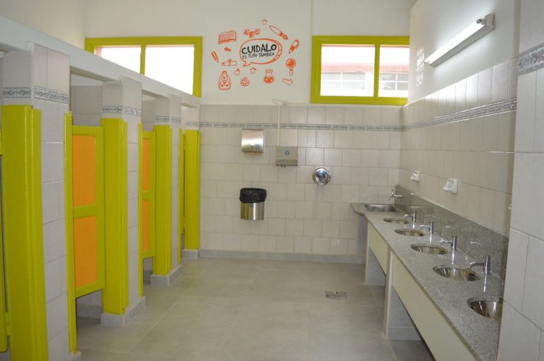 Cooperadora de la Escuela 179 presentó el arreglo de los baños reparados en conjunto con Educación
