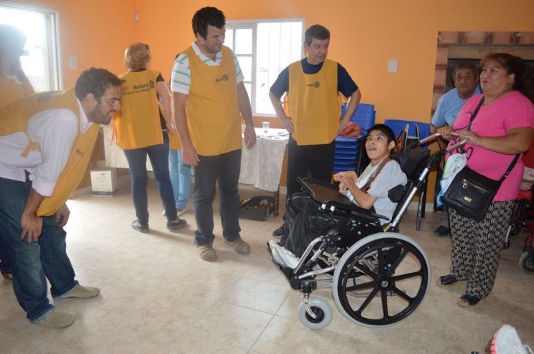 El Rotary Golfo San Matías entregó sillas de ruedas especiales en San Antonio y el Puerto