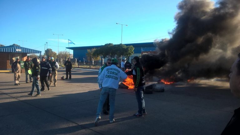 Aumenta el conflicto gremial: Guincheros bloquean la terminal portuaria en SAE