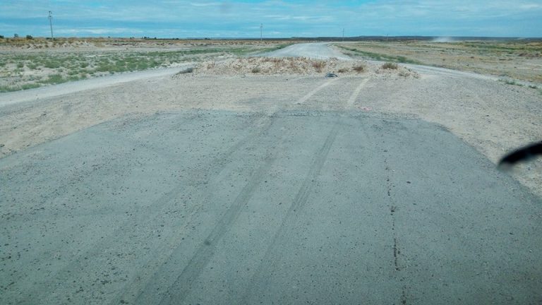 Peligroso montículo de tierra al finalizar el asfalto en el Parque Industrial