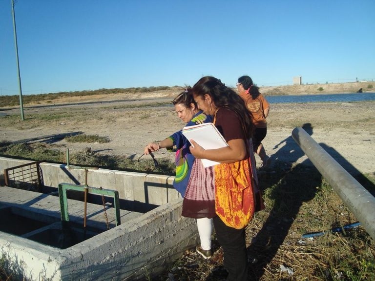 Las Grutas vecinos recorrieron los derrames de agua cloacal con la secretaria de medio ambiente