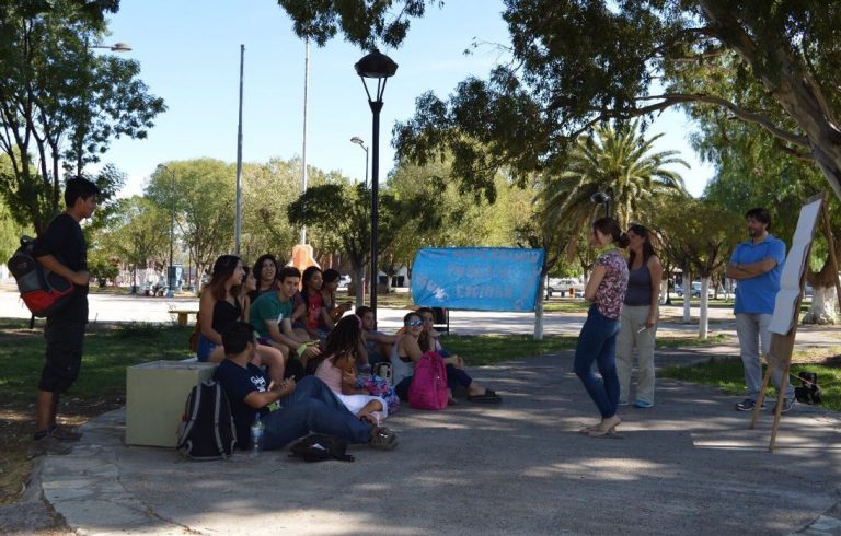 Protesta: alumnos y profesores de la UNCo San Antonio realizaron las clases en la plaza central