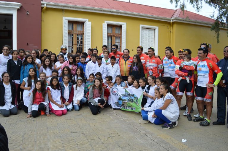 Emotivo acto en la Escuela 6 con los ciclistas que homenajean a los Héroes de Malvinas